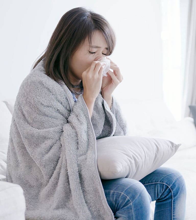 鼻をかむ女性