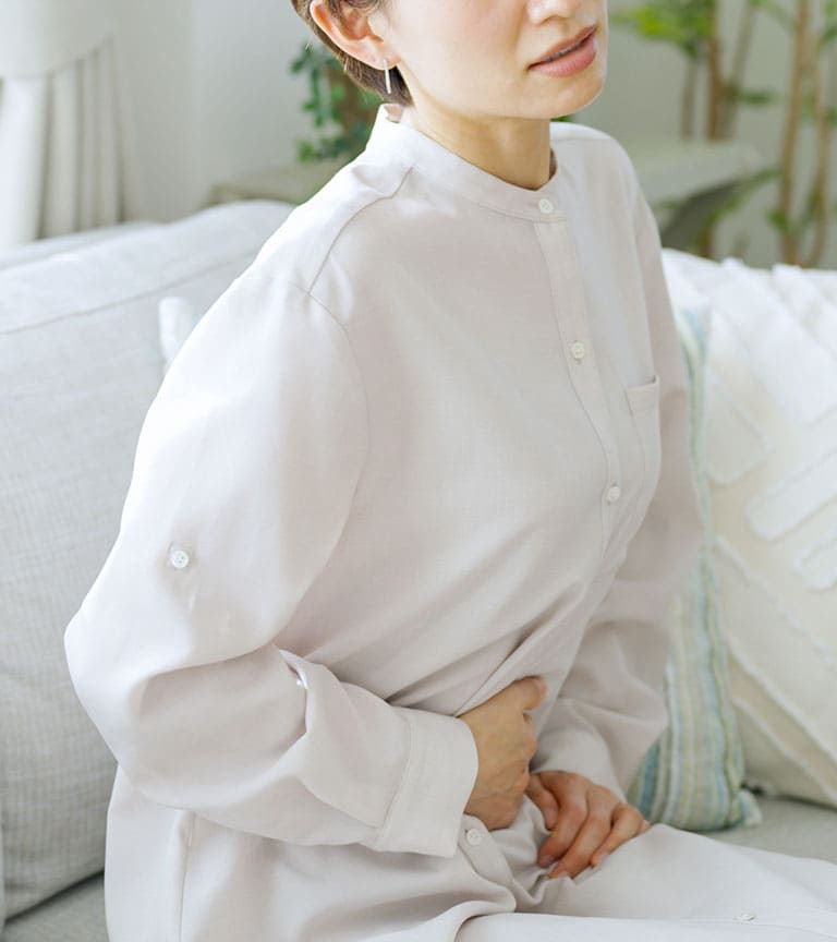 胃をおさえる女性
